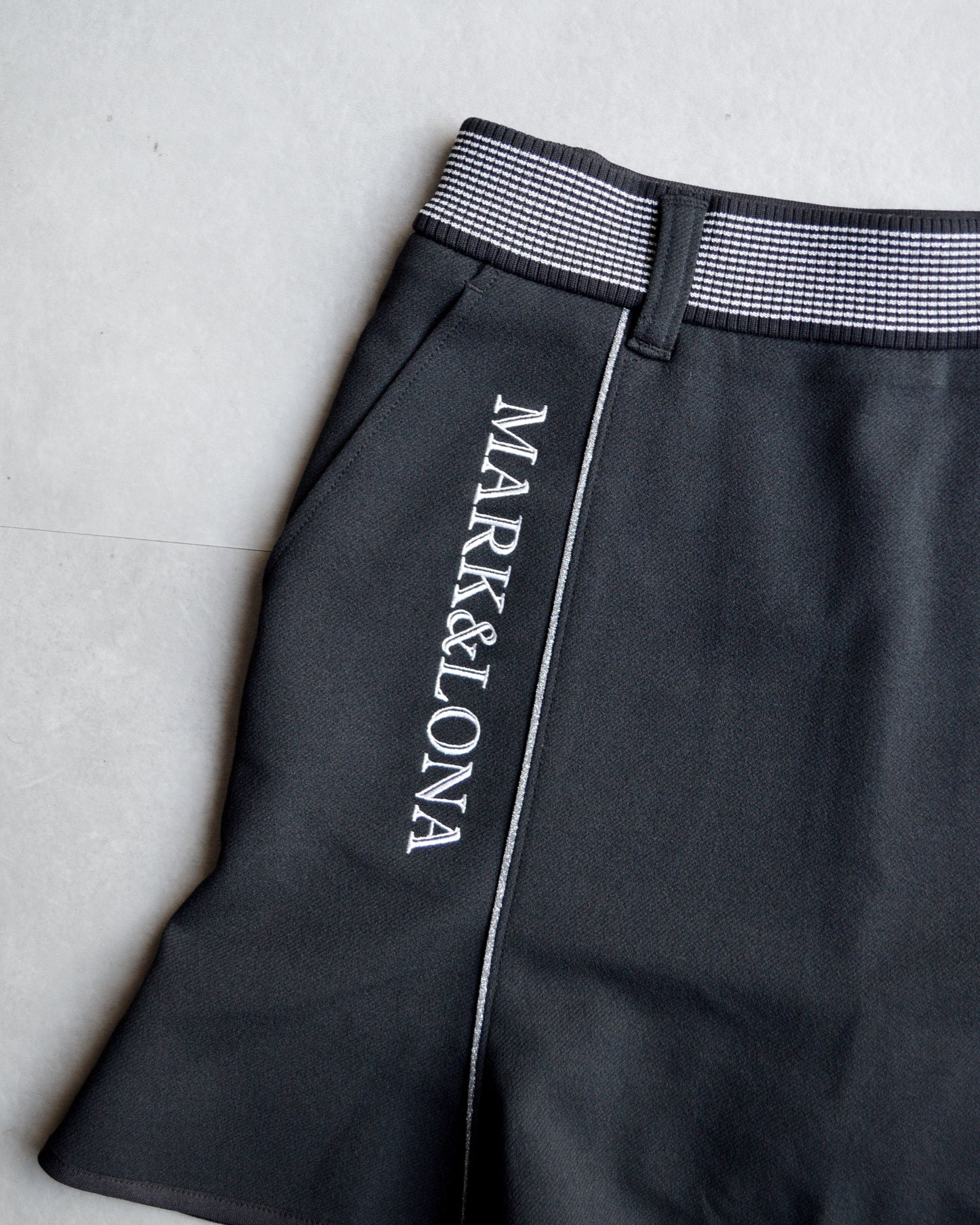 Luminous Flare Skirt | WOMEN / BLACK