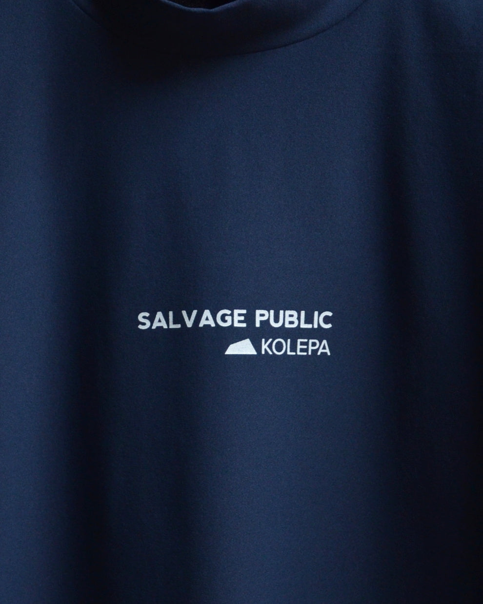 SALVAGE PUBLIC Kolepa サルベージ パブリック コレパ SURFモックネックTEE(Kolepa Stamp)/ NAVY