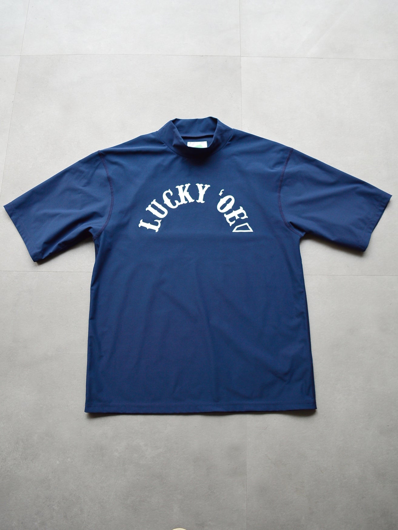 SVKS5028［サルベージパブリックコレパ］SURF モックネック S/S (LUCKY ’OE) / Navy