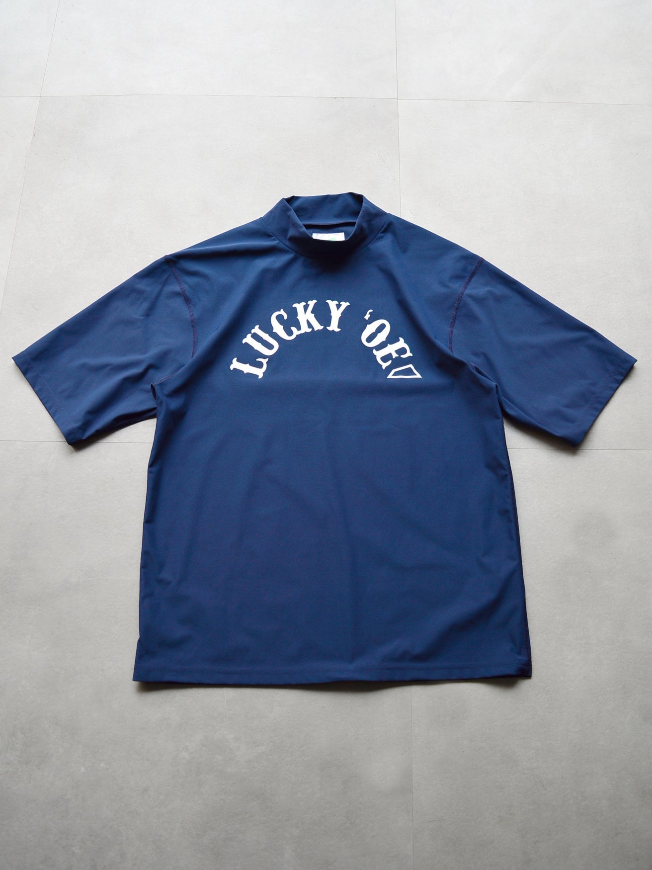 SVKS5028［サルベージパブリックコレパ］SURF モックネック S/S (LUCKY ’OE) / Navy