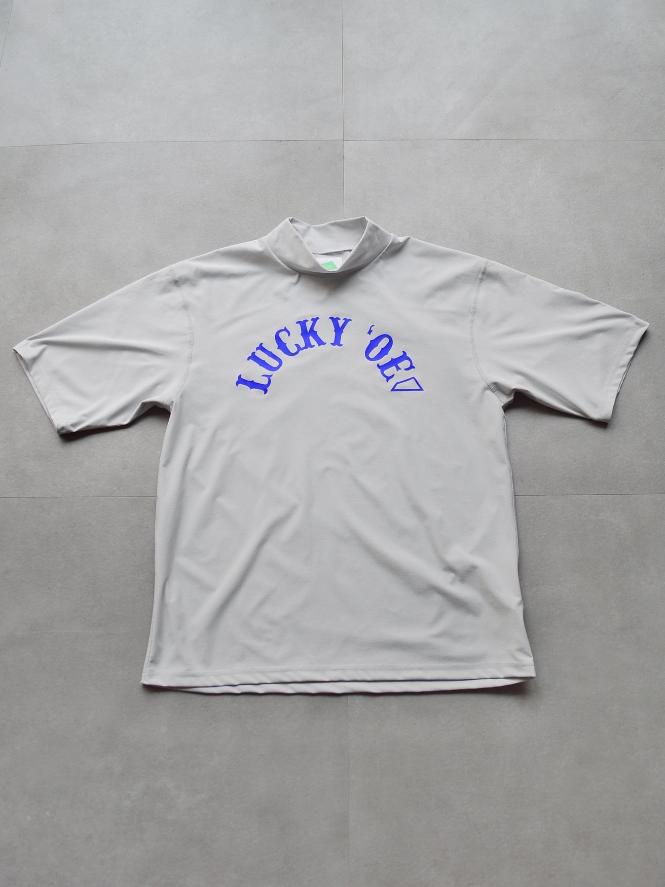 SVKS5028［サルベージパブリックコレパ］SURF モックネック S/S (LUCKY ’OE) / Ice Grey