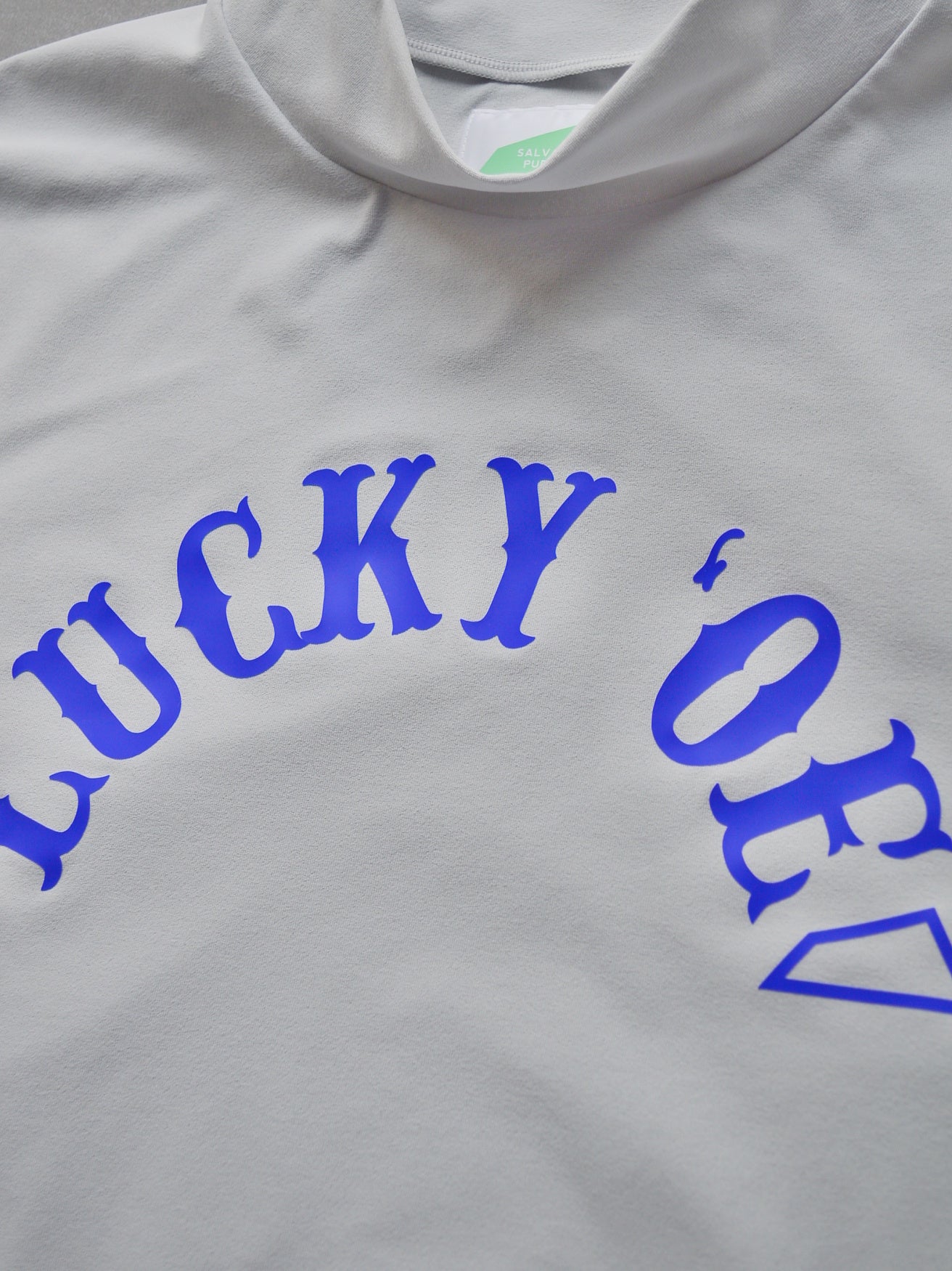 SVKS5028［サルベージパブリックコレパ］SURF モックネック S/S (LUCKY ’OE) / Ice Grey