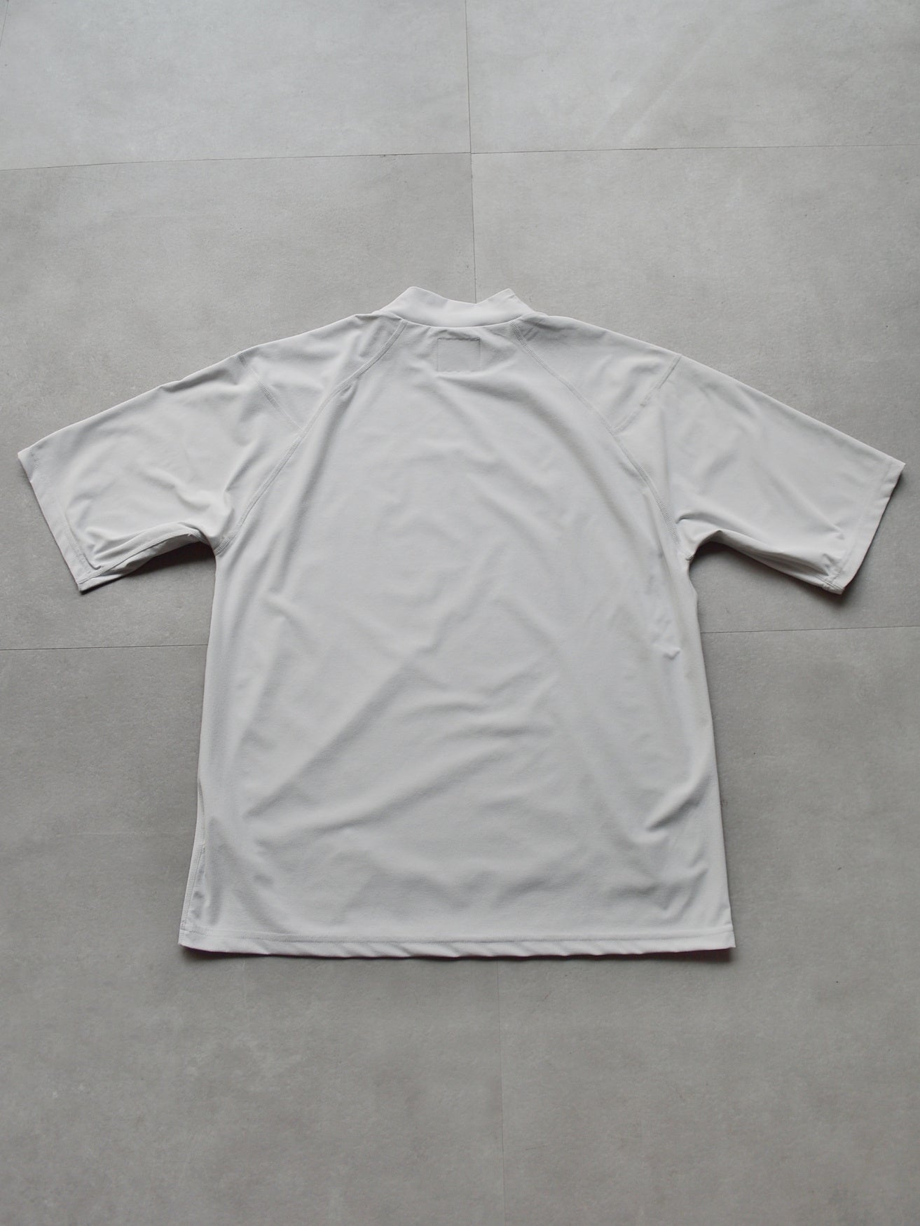 SVKS5028［サルベージパブリックコレパ］SURF モックネック S/S (LUCKY ’OE) / Ice Grey