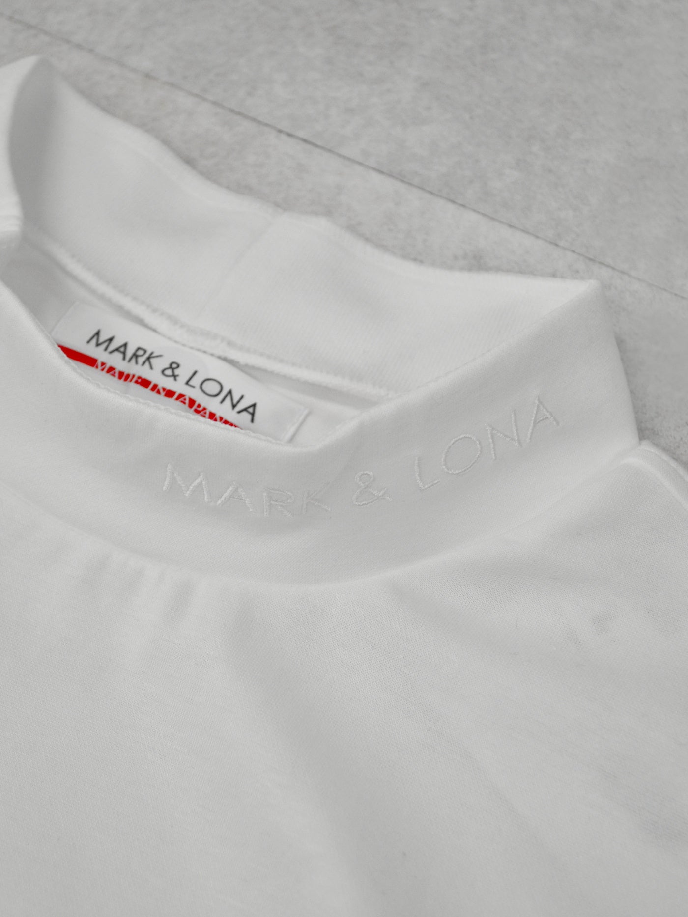 Blur Sign Spectrum Performance Mock | MEN / WHITE