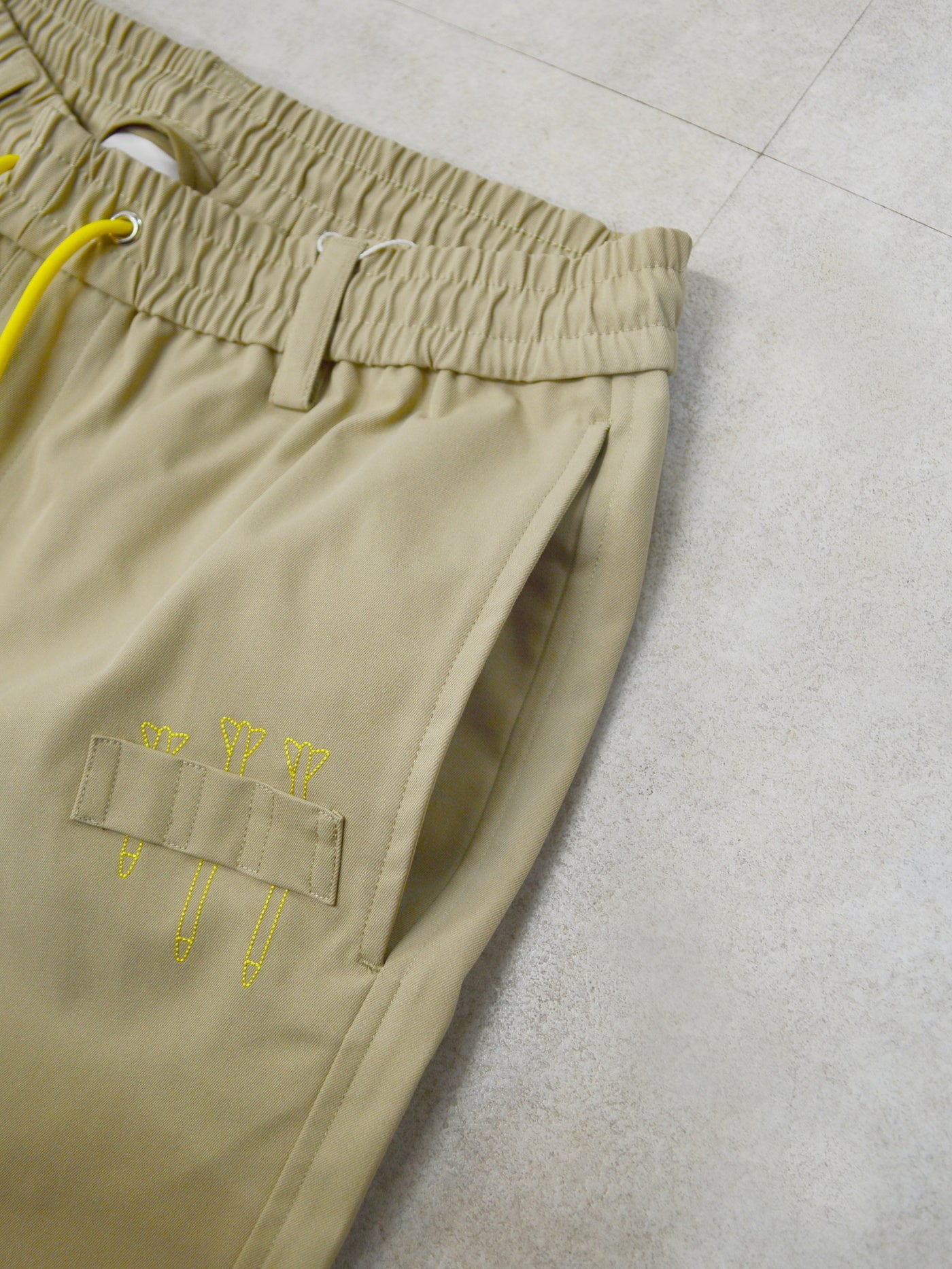 Quadra Performance Twill Golf Shorts | MEN / BEIGE
