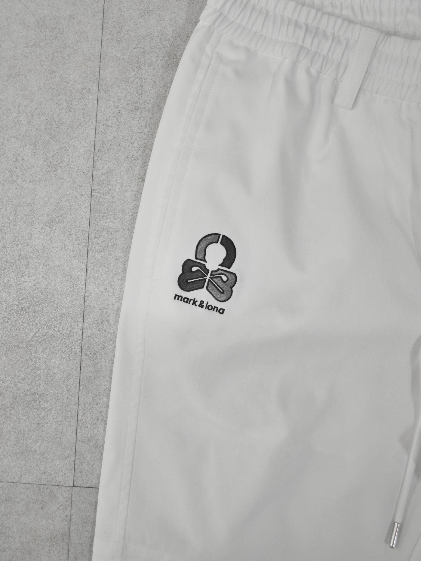 Quadra Performance Twill Golf Shorts | MEN / WHITE