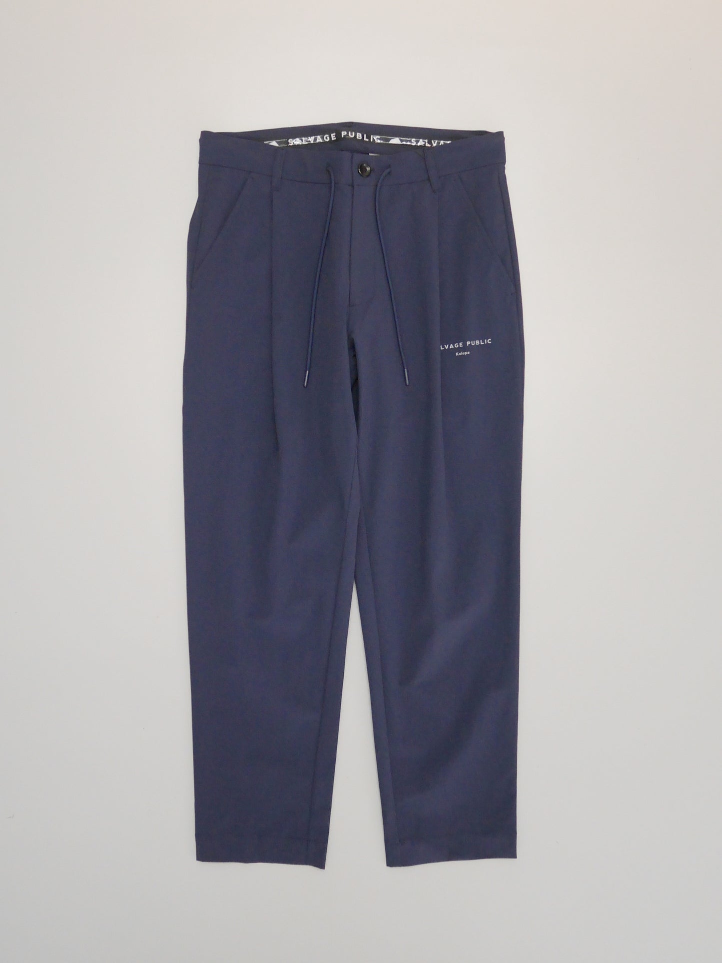 ［サルベージパブリックコレパ］マカニ  4WAYストレッチナイロン テーパードシルエット ワンタックトラウザー / NAVY