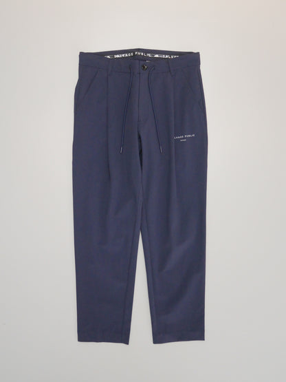 ［サルベージパブリックコレパ］マカニ  4WAYストレッチナイロン テーパードシルエット ワンタックトラウザー / NAVY