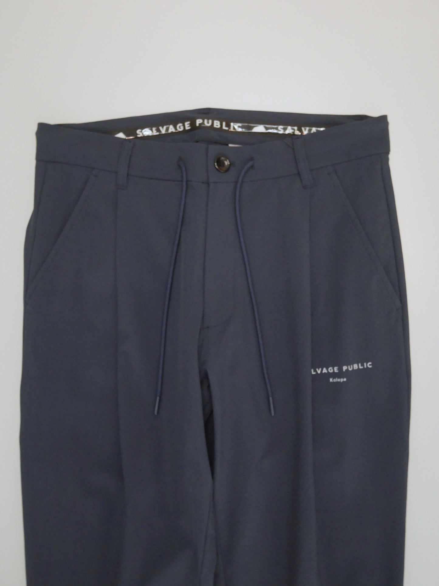 ［サルベージパブリックコレパ］マカニ  4WAYストレッチナイロン テーパードシルエット ワンタックトラウザー / NAVY