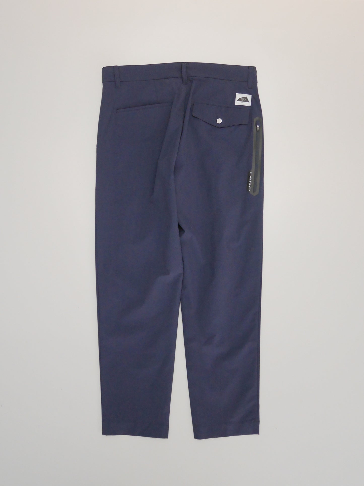 ［サルベージパブリックコレパ］マカニ  4WAYストレッチナイロン テーパードシルエット ワンタックトラウザー / NAVY