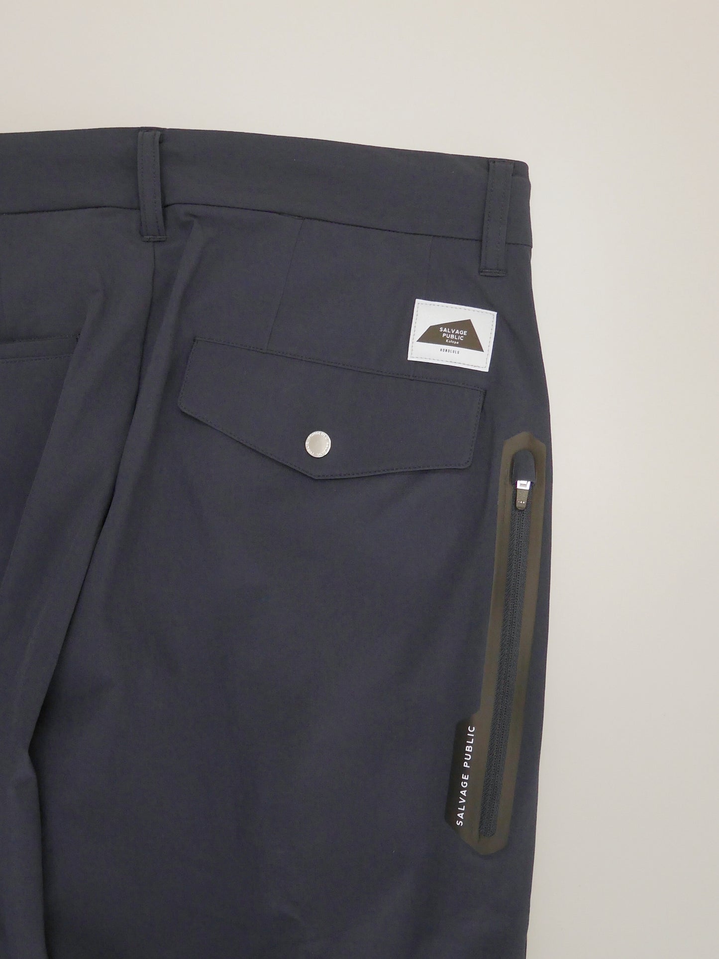 ［サルベージパブリックコレパ］マカニ  4WAYストレッチナイロン テーパードシルエット ワンタックトラウザー / NAVY