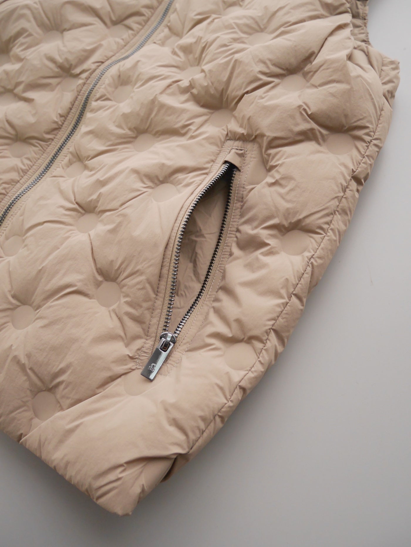 Synk Seamless Down Vest   | MEN / KHAKI