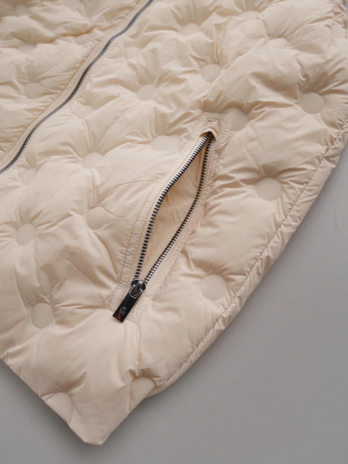 Synk Seamless Down Vest   | MEN / OFF.WHITE