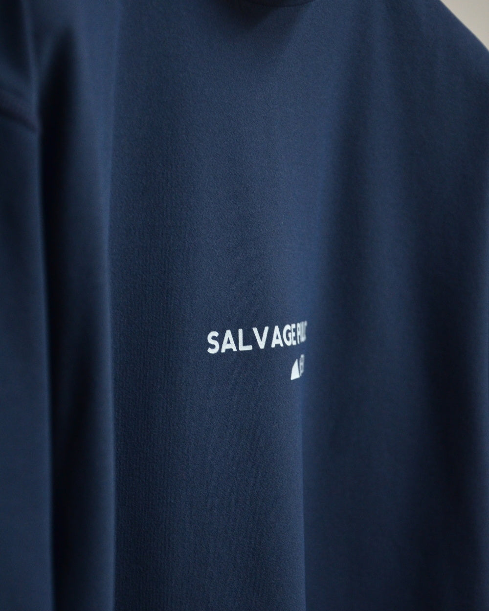 SALVAGE PUBLIC Kolepa サルベージ パブリック コレパ SURFモックネックTEE(Kolepa Stamp)/ NAVY